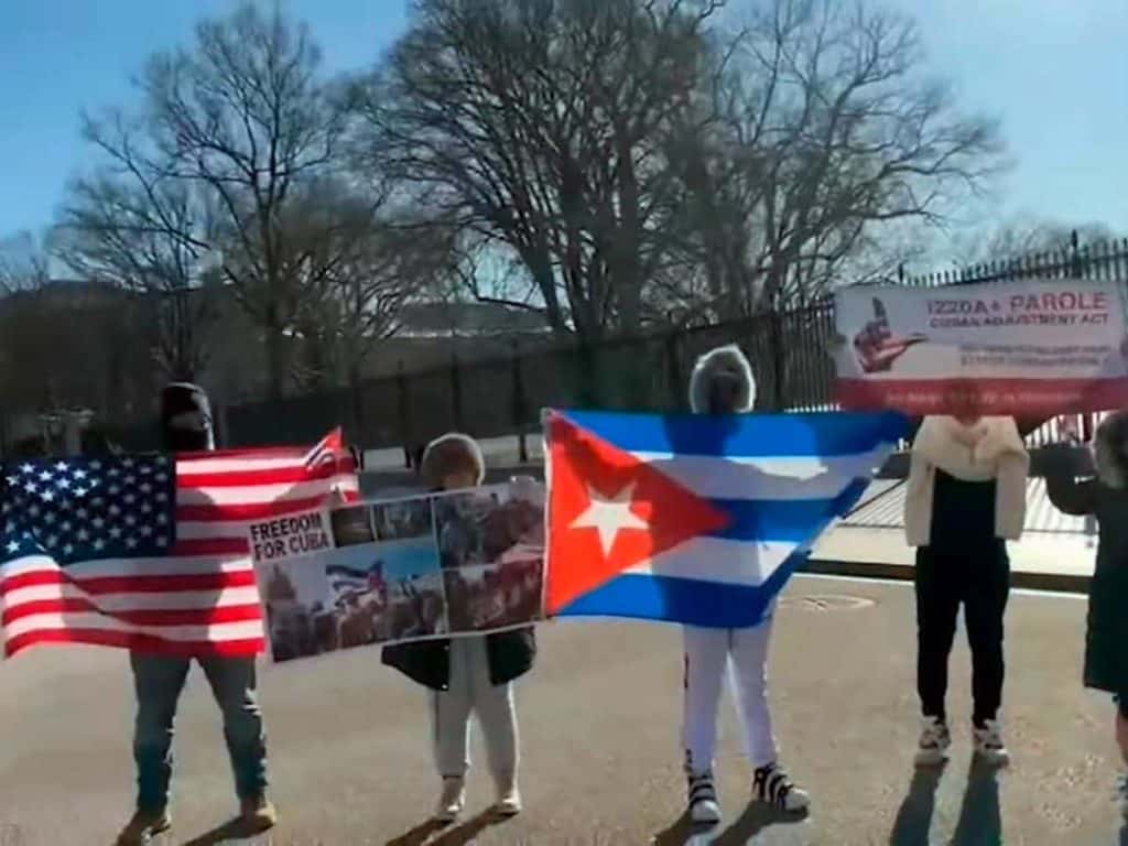 Cubanos con I-220A exigen en protesta en la Casa Blanca resolver su "limbo migratorio" 1 cubanos i220a casa blanca protesta